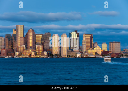 États-unis, Massachusetts, Boston, ville skline vue sur le port de Boston à l'aube Banque D'Images