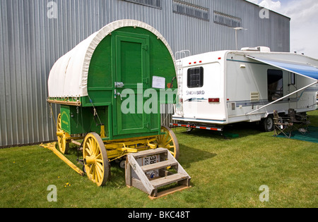 Un berger basque's wagon stationné à côté d'un grand VR véhicule récréatif à une foire dans l'Oregon Banque D'Images