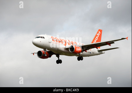 Easyjet AIRBUS A319-111 en venant à la terre Banque D'Images