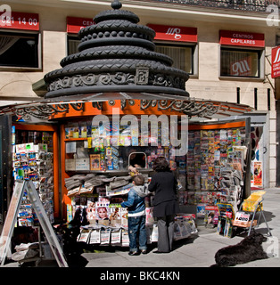 Kiosque à journaux Grand Via Madrid Espagne Plaza de Santa Domingo Banque D'Images