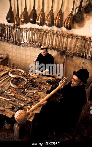 Ababakri Selay et fils, Muhammad Turson Ouïgours sont ils font plus de 40 variétés d'instruments dans leur atelier dans la ville de Kashgar Banque D'Images