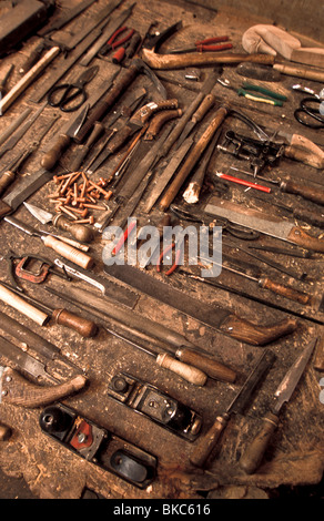 Détail de la grande variété d'outils pour faire des Ouïgours musulmans traditionnels et d'autres instruments et de l'Asie centrale à l'atelier Banque D'Images