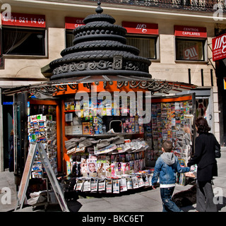 Kiosque à journaux Grand Via Madrid Espagne Plaza de Santa Domingo Banque D'Images