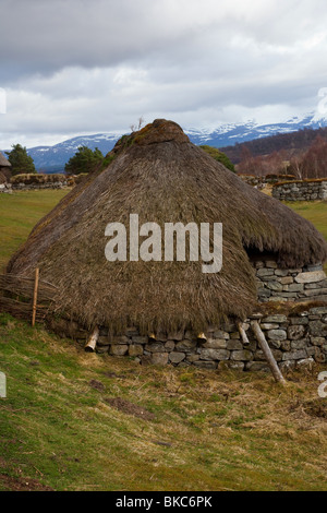 Ancien rural. chaume maison ancienne circulaire, Baile Gean (Canton) Highland Folk Museum, une attraction touristique, Newtonmore, Speyside, Ecosse, Royaume-Uni Banque D'Images