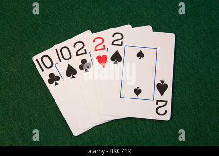 Un 'full house' main de poker, deuces et des dizaines, Au five card draw ou stud poker Banque D'Images