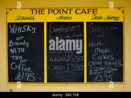 Menu Tableau des prix des boissons et de la nourriture le point Cafe Pendine Wales UK Banque D'Images