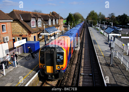 South West Train en gare, gare ferroviaire de Datchet, Datchet, Berkshire, Angleterre, Royaume-Uni Banque D'Images