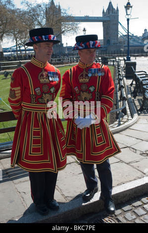 Les gardiens Yeoman of her Majesty's Royal Palace, la Tour de Londres, connu sous le nom de Beefeaters. Banque D'Images