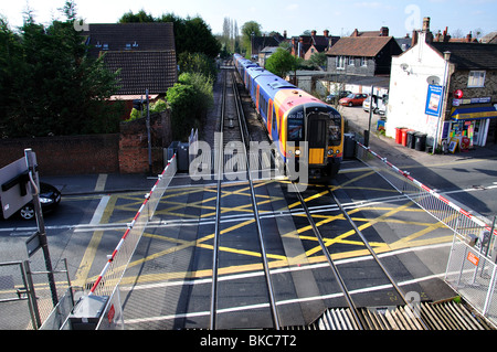 South West Train à un passage à niveau, la gare de Datchet, Datchet, Berkshire, Angleterre, Royaume-Uni Banque D'Images