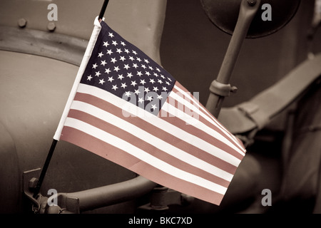 Un drapeau américain attaché à une vieille Jeep américaine à un événement en 1940, Haworth, UK Banque D'Images