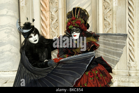 Deux participants portant les costumes de carnaval à Venise, Italie Banque D'Images