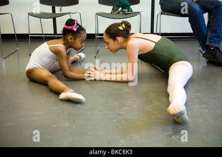 Des dizaines de jeunes audition pour la School of American Ballet au Lincoln Center à New York Banque D'Images