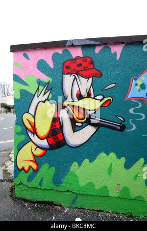Donald Duck est un personnage de la société Walt Disney comme on le voit dans le caractère graffiti peint sur ce mur-side Banque D'Images