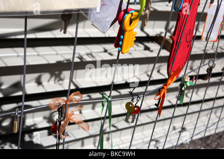 Un ensemble de touches en plastique jouet pour enfants accrocher sur une barrière dans le cadre d'une protestation contre l'absence de progrès à l'Aquila Banque D'Images