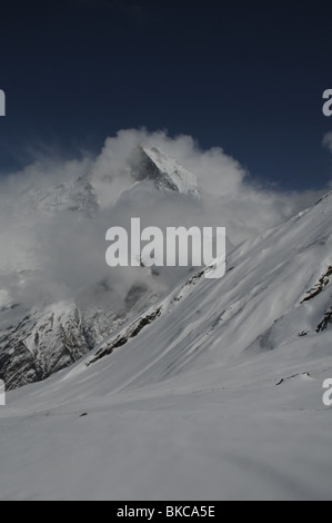 Avec un pic de derrière les nuages Banque D'Images