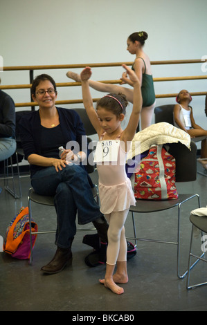 Des dizaines de jeunes audition pour la School of American Ballet au Lincoln Center à New York Banque D'Images