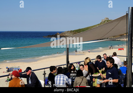 Café en plein air à la plage de perran, Cornwall, uk Banque D'Images