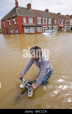 Le village de Toll Bar près de Doncaster, dans le Yorkshire du Sud a été l'un des nombreux endroits touchés par les inondations sans précédent en juin 2007 Banque D'Images