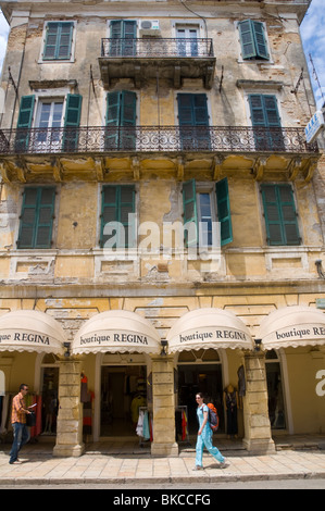 Vieille ville de Corfou les habitants et les touristes se promener autour de la zone commerçante de la vieille ville de Corfou, sur l'île grecque de Corfou Grèce GR Banque D'Images