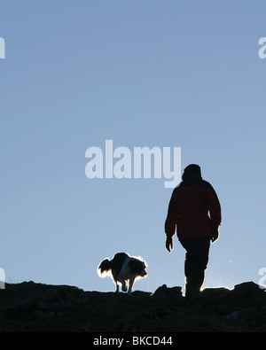 Les femmes et chien en frère gris dans le Lake District UK Banque D'Images