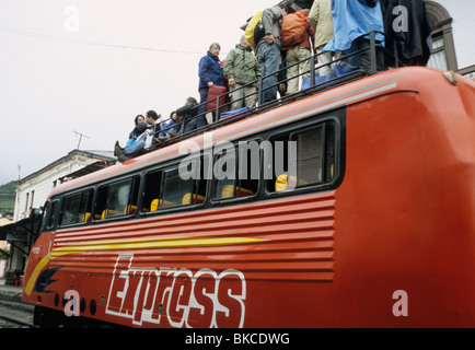 Les passagers d'un à Alausi railbus, Équateur (Train à l'nez du diable avec des passagers sur le toit). Banque D'Images