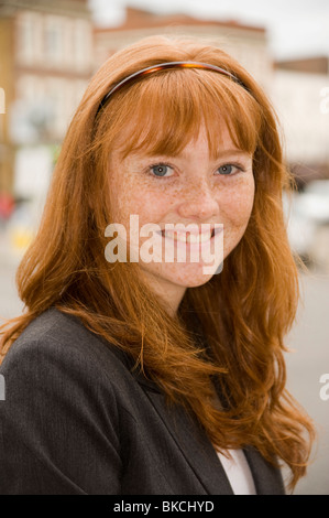 Portrait d'une adolescente aux cheveux roux yeux bleus et plein de taches de rousseur Banque D'Images