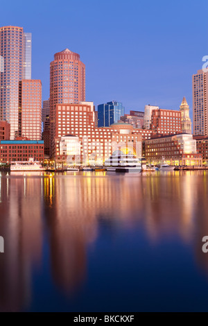 États-unis, Massachusetts, Boston, ville et port intérieur y compris Rowes Wharf at dawn Banque D'Images