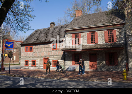 Marquis de Lafayette statue au Golden Plough Tavern, ch. Début 1741, la demi-germanique de l'architecture de bois, de New York, en Pennsylvanie Banque D'Images