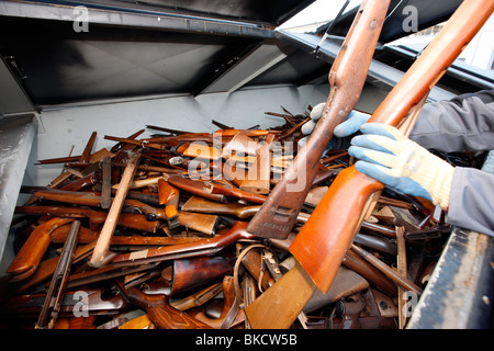 Armes légales et illégales et de munitions. Les armes sont de recueillir et détruit à l'LZPD en Allemagne Banque D'Images