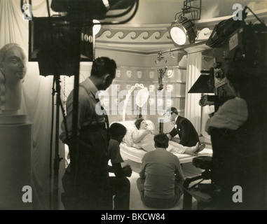 PRODUCTION TOURNAGE (ALT) derrière la scène (ALT) EMPLACEMENT (ALT) SUR LE PLATEAU (ALT) O/S 'IL VAUT MIEUX SE FAIRE" (1934) AVEC CARY GRANT FILM Banque D'Images