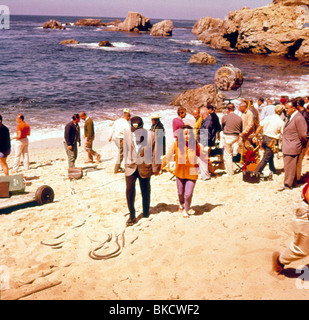 PRODUCTION TOURNAGE (ALT) EMPLACEMENT (ALT) derrière la scène (ALT) SUR LE PLATEAU (ALT) O/S 'THE SANDPIPER" (1965) AVEC RICHARD BURTON, Banque D'Images