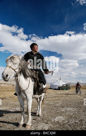 L'homme nomade devant son ger (yourte ou tente) estimé près de Tavan Bogd National Park, dans l'ouest de la Mongolie. Banque D'Images