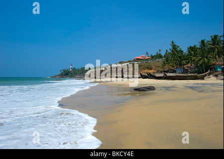 Bateaux de pêche sur Rockholm Beach, Kovalam, Kerala, Inde Banque D'Images