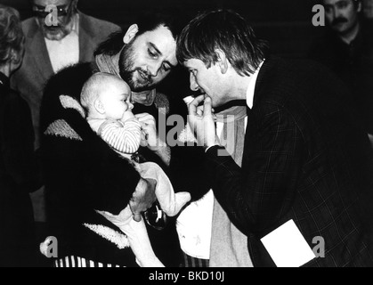 Schily, Otto, * 20.7.1932, politicien allemand (les Verts / SPD), membre du parlement fédéral allemand (Bundestag), demi-longueur, parlant à un membre du groupe parlementaire des Verts et de son enfant, années 80, Banque D'Images