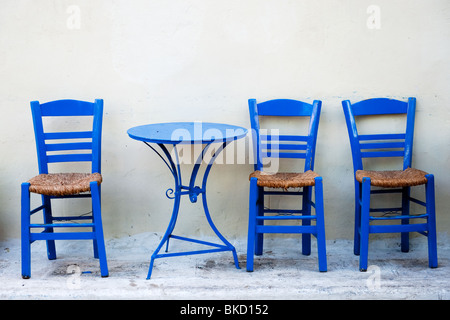 Bleu Grec traditionnel terrasse avec tables et chaises Banque D'Images