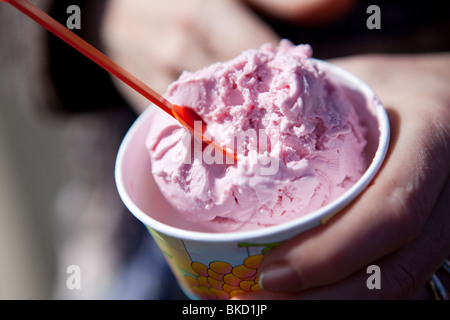Un pot de glace à la fraise Banque D'Images