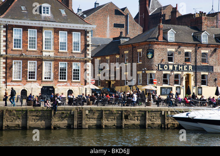 Les gens assis à l'extérieur d'un pub sur Kings Staith York Yorkshire UK Banque D'Images