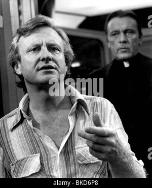 JOHN BOORMAN (DIR) O/S 'EXORCISTE II : L'hérétique" (1977) AVEC RICHARD BURTON JNBN 008P Banque D'Images