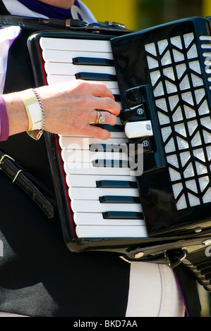Gros plan d'une main du musicien jouant un accordéon pour accompagner la danse morris à l'Oxford Folk Festival Banque D'Images