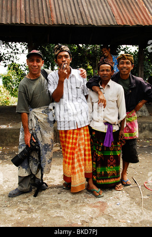 Les villageois avec le photographe , Sabakabian Bebetin,Pura, près de Lovina, nord de bali , Indonésie Banque D'Images