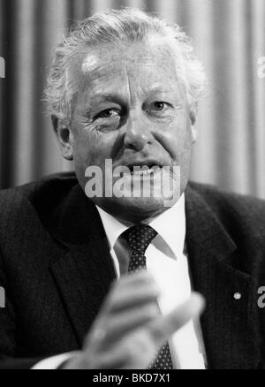 Streibl, Max, 6.1.1932 - 11.12.1998, politicien allemand (CSU), Premier ministre de la Bavière 19.10.1988 - 27.5.1993, conférence de presse au siège du CSU, Munich, 17.4.1989, , Banque D'Images