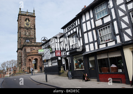 Whitchurch une ville de marché dans le Shropshire, en Angleterre. UK Looking up High Street à St Alkmund's Parish Church et le Black Bear Pub Banque D'Images