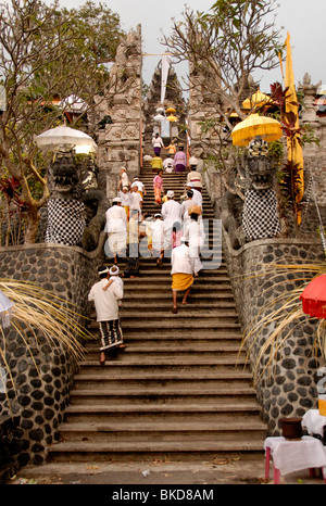 Les fidèles au temple ,festival , galungan bali ,cérémonie majeure Pura Sabakabian Bebetin,, près de Lovina, nord de Bali, Indonésie Banque D'Images