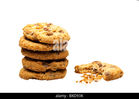 Pile de cookies aux pépites de chocolat blanc sur cut out avec une moitié mangé Banque D'Images