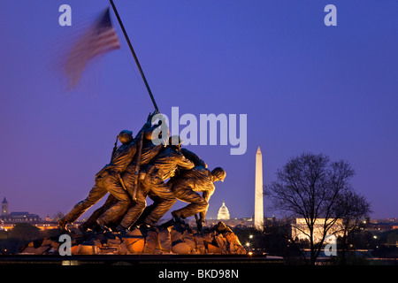 Marines Iwo Jima Memorial au crépuscule près de cimetière National d'Arlington, Arlington Virginia USA Banque D'Images