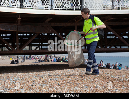 Workman Conseil de ramasser les déchets sur la plage Brighton England UK Banque D'Images