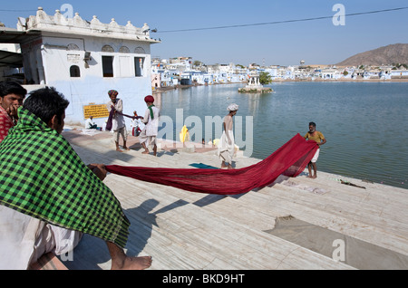 L'homme de son turban séchage après le bain rituel. Lac Pushkar ghats. Le Rajasthan. L'Inde Banque D'Images