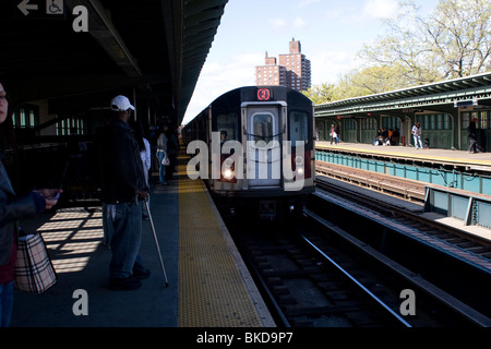 Les personnes en attente de la # 2 dans le train station à Pelham Parkway Banque D'Images