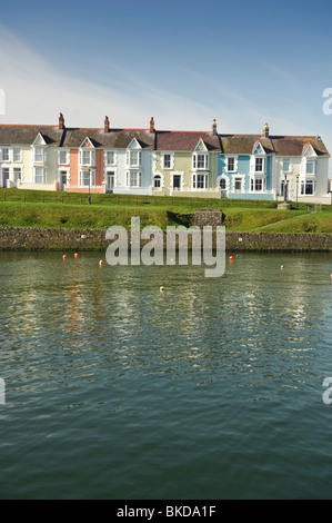 Une rangée de maisons en terrasse donnant sur peint coloré le port d''Aberaeron par une chaude matinée de printemps, Ceredigion, pays de Galles, Royaume-Uni Banque D'Images