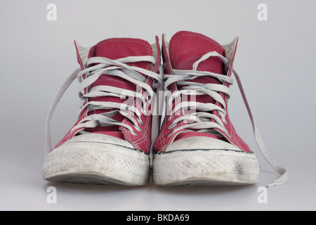 Une paire de Chuck Taylor rouge usé, Converse All Star sport bottes. Banque D'Images